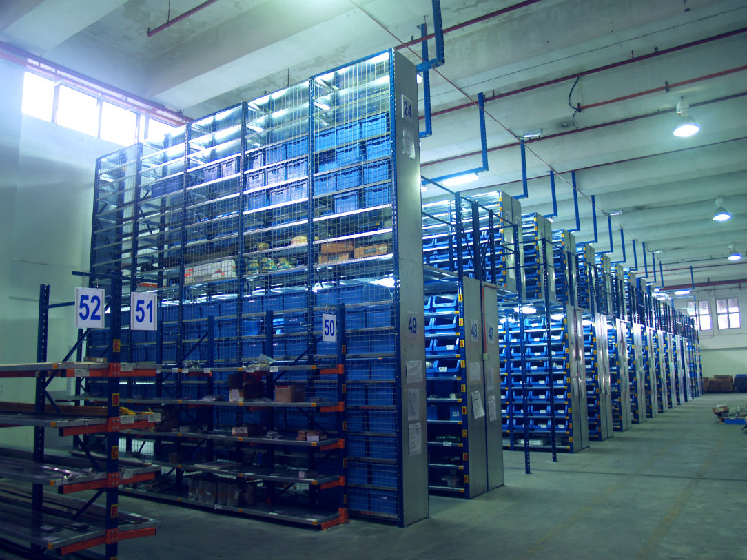 Image of Nutech Modular Multi-tier System storing plastic bins, creating an organized warehouse space and increasing the efficiency of a warehouse.